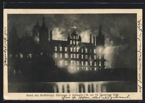 AK Schwerin / Meckl., Brand des Grossherzogl. Schlosses 1913, Nachtaufnahme