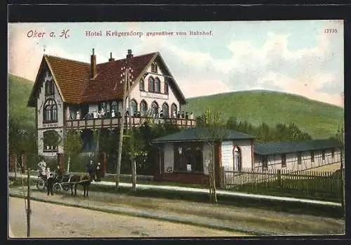 AK Oker a. H., Hotel Krügersdorp mit Strasse und Blick auf Hügel, Kutsche