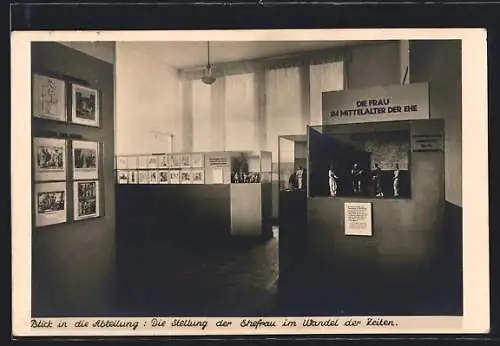 AK Düsseldorf, Reichsmuseum für Gesellschafts- u. Wirtschaftskunde, Abteilung Stellung der Ehefrau im Wandel der Zeit