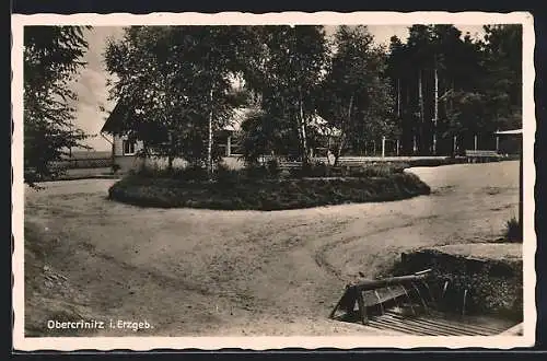 AK Obercrinitz /Erzgeb., Strassenpartie mit Quelle