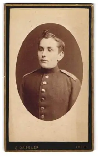 Fotografie A. Gassler, Trier, Hosenstrasse 7a, Soldat mit gewelltem Haar, 69. Regiment