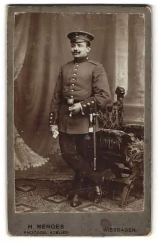 Fotografie H. Menges, Wiesbaden, Soldat mit Bajonett u. Schirmmütze
