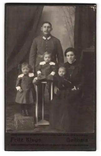 Fotografie Fritz Kluge, Geithain, Soldat mit Kragenspiegeln posiert mit Frau u. Kindern