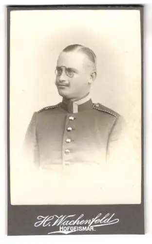 Fotografie H. Wachenfeld, Hofgeismar, Marktplatz 63, Soldat mit Kneifer u. Oberlippenbart, Einjährig Freiwilliger