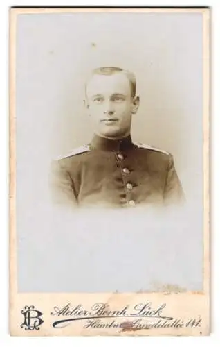 Fotografie Bernh. Lück, Hamburg, Grindel-Allee 141, Junger Soldat des 9. Regiments