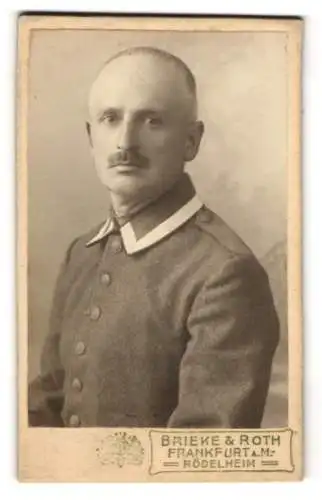 Fotografie Brieke u. Roth, Frankfurt a. M., Rödelheim, Ergrauter Offizier mit Oberlippenbart in Uniform-Feldgrau
