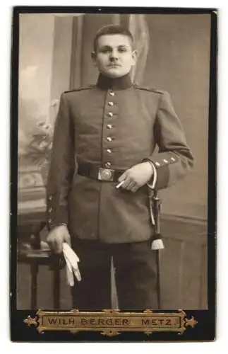 Fotografie Wilh. Berger, Metz, Chaussee Plappeville 67, Rauchender Soldat mit Bajonett u. Handschuhen