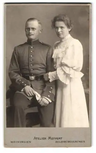 Fotografie Atelier Meffert, Meiningen, Sedanstr., Soldat mit Kneifer u. Gattin am Arm, Einjährig Freiwilliger