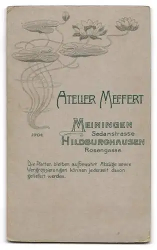 Fotografie Atelier Meffert, Meiningen, Sedanstr., Soldat mit Kneifer u. Gattin am Arm, Einjährig Freiwilliger