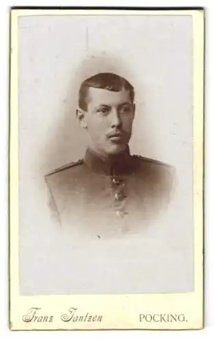 Fotografie Franz Jantzen, Pocking, Junger Soldat mit Oberlippenbart in Uniform