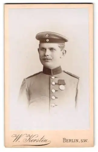 Fotografie W. Kersten, Berlin, Krausen-Str. 35, Soldat mit Orden u. Krätzchen