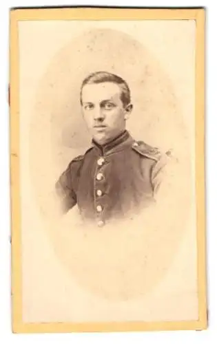Fotografie Albert Könitz, Torgau, Fischer-Str. 17, Soldat Regiment 72 in Uniform