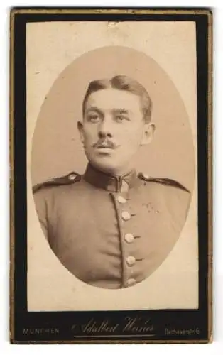 Fotografie Adalbert Werner, München, Dachauerstr. 6, Soldat mit Oberlippenbart u. Scheitel in Uniform
