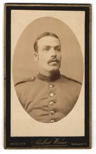 Fotografie Adalbert Werner, München, Dachauerstr. 6, Soldat mit Oberlippenbart in Uniform