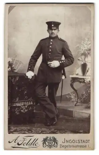 Fotografie A. Feldle, Ingolstadt, Ziegelbräustr. 1, Soldat mit Bajonett u. Schirmmütze in Uniform