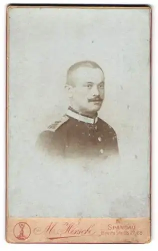 Fotografie M. Hirsch, Spandau, Breite-Str. 26-28, Soldat mit Schnauzbart in Uniform