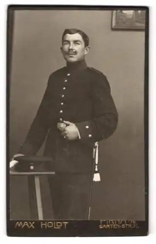 Fotografie Max Holdt, Pirna a. E., Garten-Str. 31, Soldat mit Bajonett u. Schirmmütze in Uniform