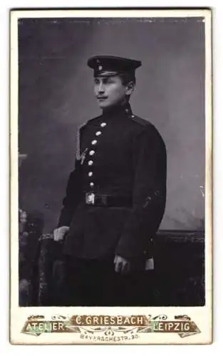 Fotografie C. Griesbach, Leipzig, Bayerschestr. 30, Soldat mit Schützenschnur u. Schirmmütze in Uniform