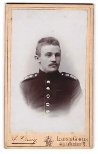 Fotografie A. Ossig, Leipzig, Halleschestr. 79, Junger Soldat mit Oberlippenbart in Uniform