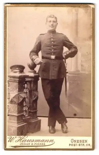 Fotografie W. Hausmann, Gnesen, Post-Str. 114, Soldat mit Bajonett u. Schirmmütze in Uniform