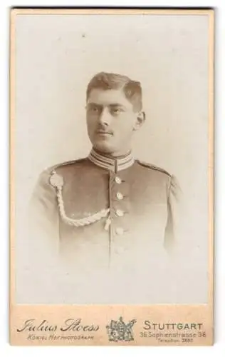 Fotografie Julius Stoess, Stuttgart, Sophienstr. 36, Junger Garde-Soldat mit Schützenschnur in Uniform