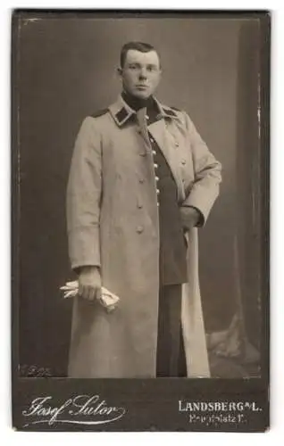 Fotografie Josef Sutor, Landsberg a. L., Hauptplatz 11, Junger Soldat in Uniform u. Mantel