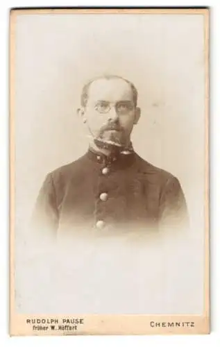 Fotografie Rudolph Pause, Chemnitz, Langestr. 34, Eisenbahner mit Brille u. Bart in Uniform