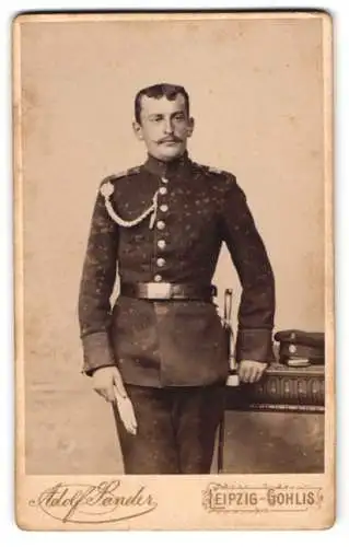 Fotografie Adolf Sander, Leipzig, Leipziger Str. 12, Soldat Rgt. 134 mit Schützenschnur u. Schirmmütze