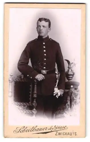 Fotografie Scheithauer u. Giese, Zwickau i. S., Auessere Plauensche Str. 24, Soldat mit Bajonett in Uniform