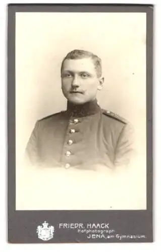 Fotografie Friedr. Haack, Jena, Am Gymnasium, Junger Soldat mit Oberlippenbart in Uniform