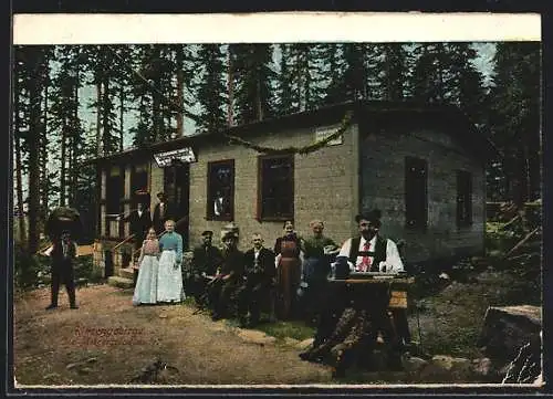 AK Melzergrundbaude, Besucher sitzen bei Zithermusik vor der Berghütte