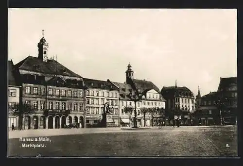 AK Hanau a. Main, Marktplatz mit Geschäften und Denkmal