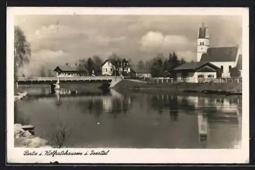 AK Wolfratshausen / Isartal, Blick über die Isar auf Kirche und Umgebung