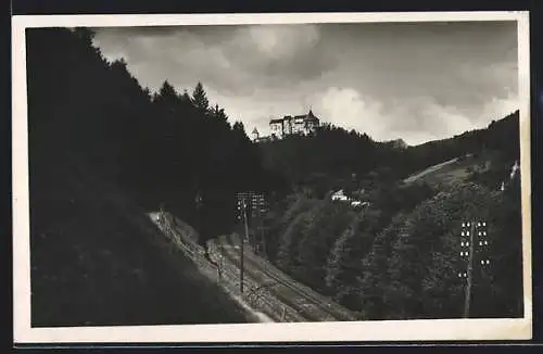 AK Hrad Pernstejn, Partie an der Bahnstrecke, Schlossblick