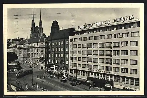 AK Brünn / Brno, Bahnhofplatz mit Strassenbahn aus der Vogelschau