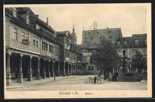 AK Arnstadt i. Th., Platzpartie mit Galerie, am Brunnen