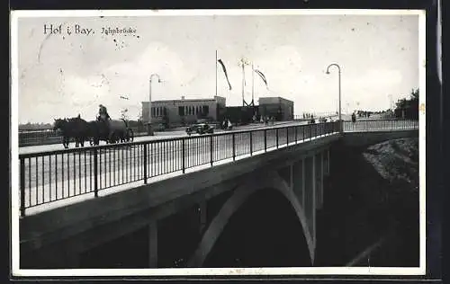 AK Hof /Bay., Jahnbrücke mit Pferdewagen und Auto