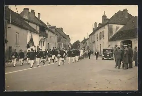 AK Vitteaux, Strassenmarsch Uniformierter mit Fahne und Trommel