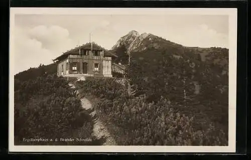 AK Tegelberghaus a. d. Brander Schrofen, Berghütte mit Gipfelblick