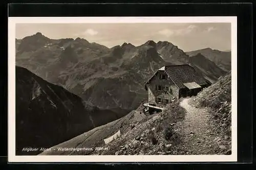 AK Waltenbergerhaus, Berghütte mit Gipfelpanorama