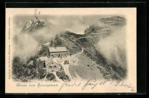 AK Herzogstand, Blick auf die Berghütte mit Wolken zwischen den Bergen