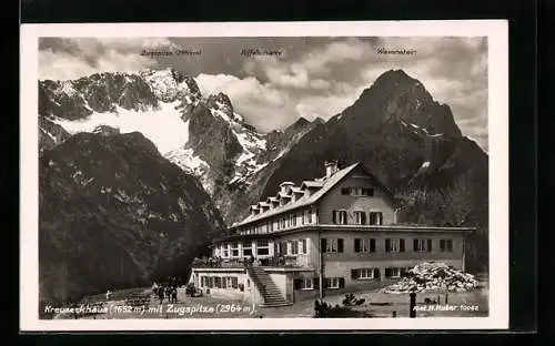 AK Kreuzeckhaus, Wanderer an der Berghütte