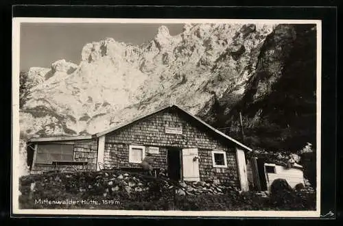 AK Mittenwalder Hütte, Berghütte vor Gipfelpanorama