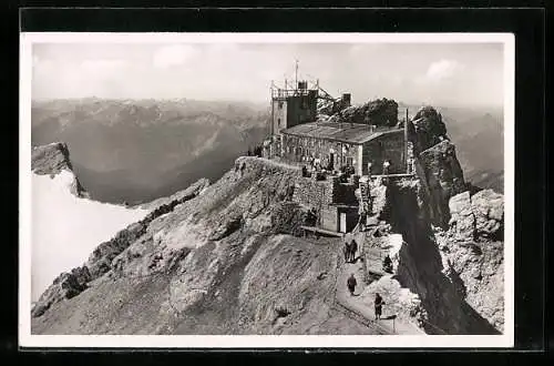 AK Münchenerhaus auf der Zugspitze, Berghütte mit Umgebung