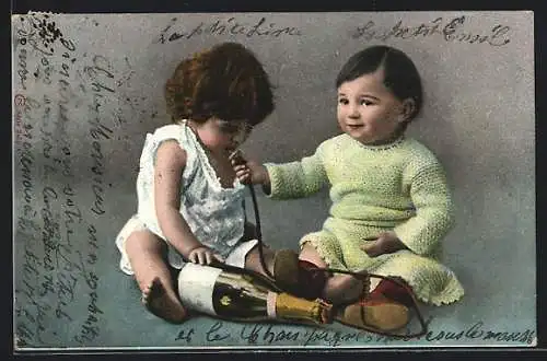 AK Zwei Kleinkinder versorgen sich mit einem Schlauch aus einer Weinflasche
