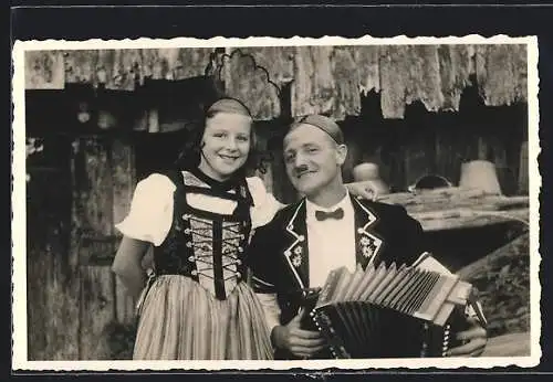 AK Villmergen, Jodlerin Berteli Schenk mit Vater am Akkordeon