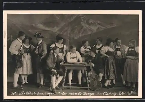 AK Innsbruck, Breinössl-Bühne, Sänger-Gesellschaft Berchtold vor Alpenkulisse