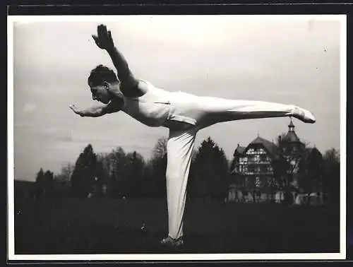 Foto-AK Turner bei einer Freiübung vor einem Herrenhaus
