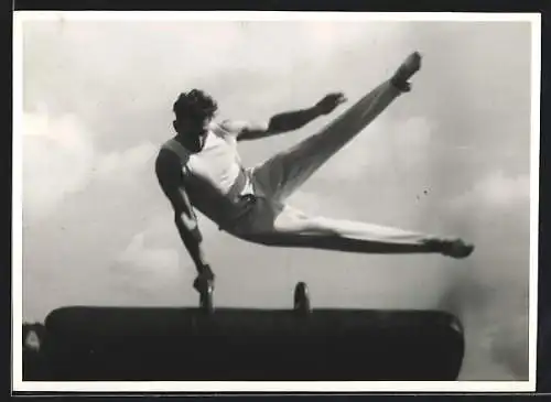 Foto-AK Turner schwingt sich über einen Bock
