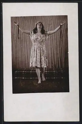 Foto-AK Frau in geblümtem Kleid beim Ausdruckstanz